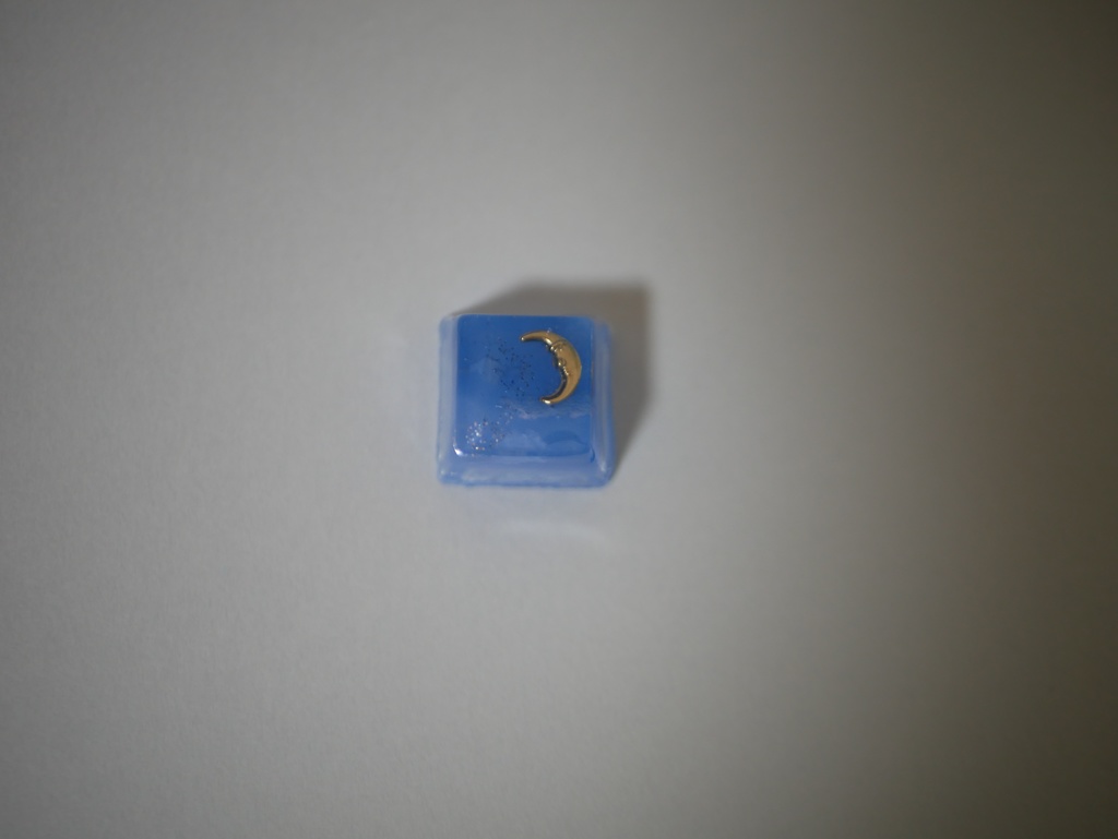 夜空の三日月レジンキーキャップ