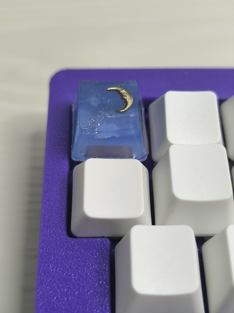 夜空の三日月レジンキーキャップ