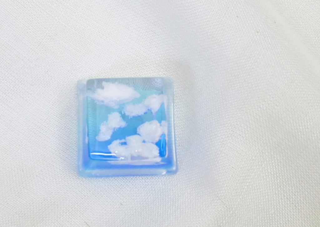 青空の窓キーキャップ - あなたのデスクに広がる夏の空