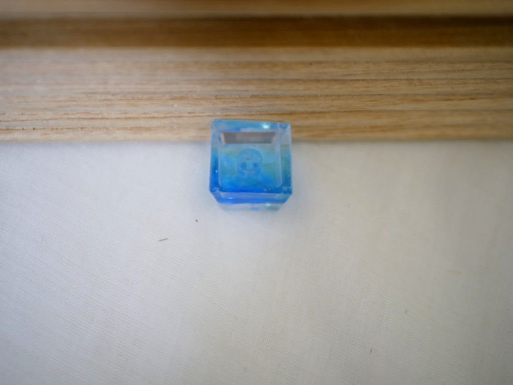 青空の窓キーキャップ - あなたのデスクに広がる夏の空