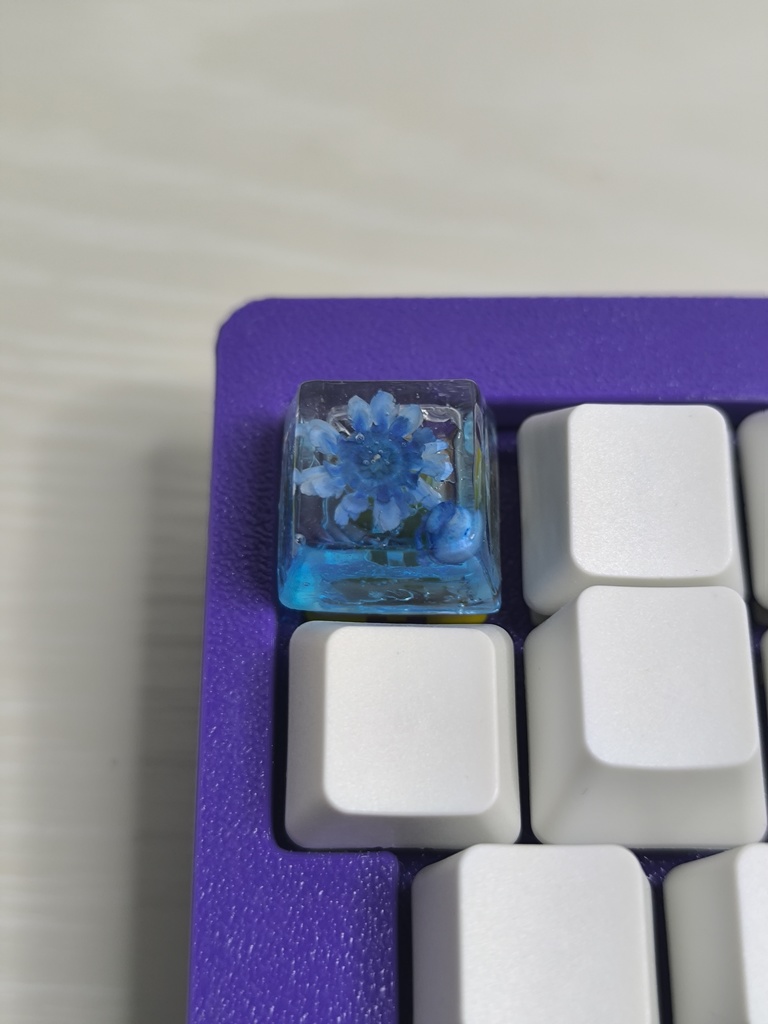 透明感ブルーフラワーキーキャップ