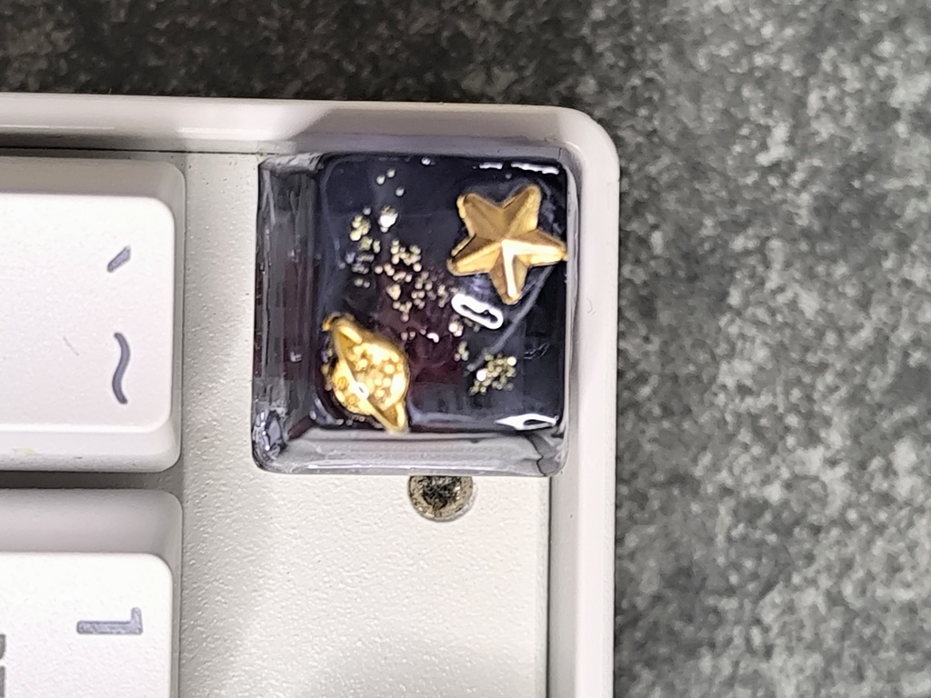 Galaxy Dreams - 黄金の星と惑星のレジンキーキャップ