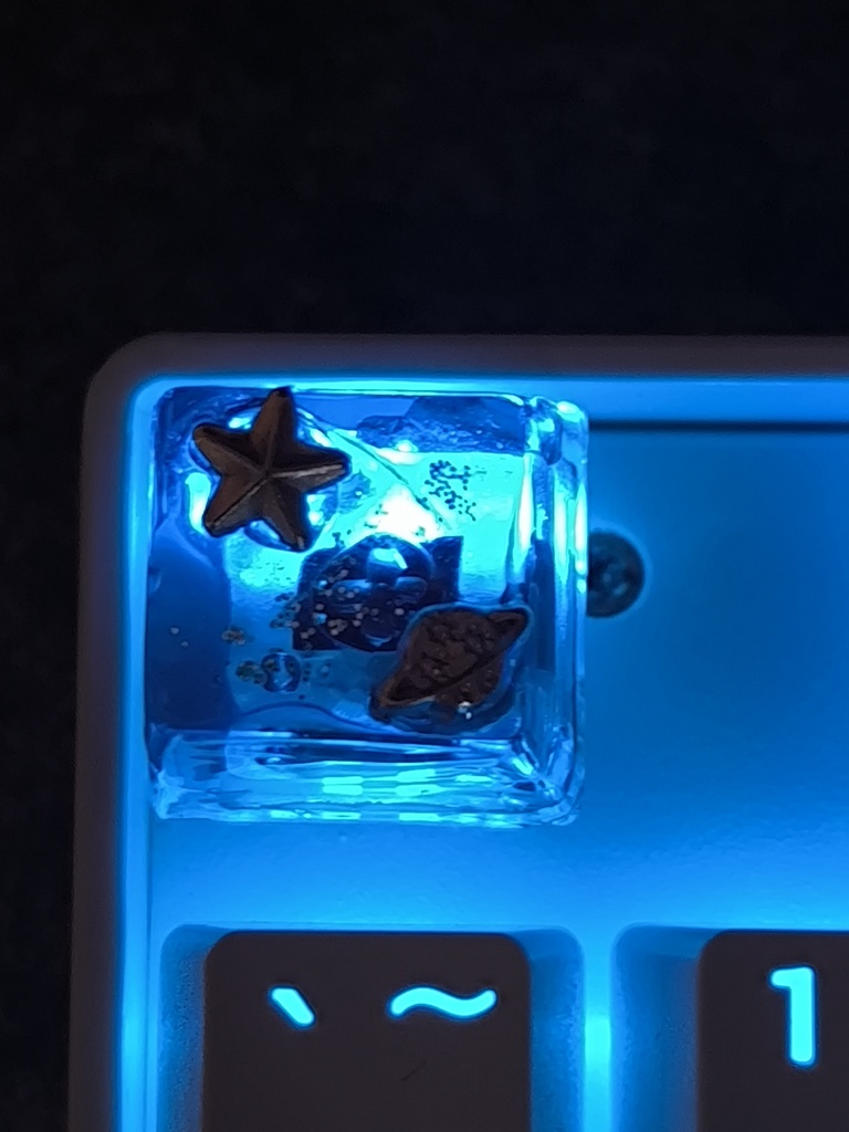 Galaxy Dreams - 黄金の星と惑星のレジンキーキャップ