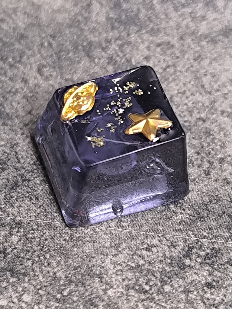 Galaxy Dreams - 黄金の星と惑星のレジンキーキャップ