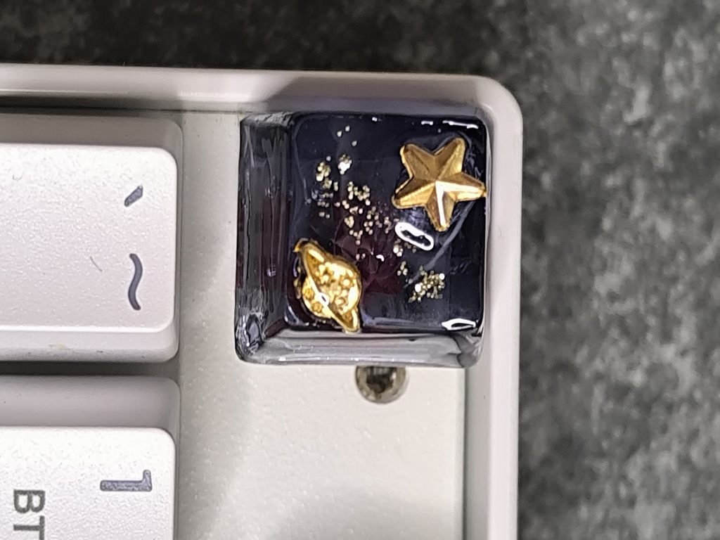 Galaxy Dreams - 黄金の星と惑星のレジンキーキャップ