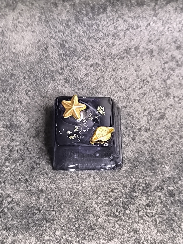 Galaxy Dreams - 黄金の星と惑星のレジンキーキャップ