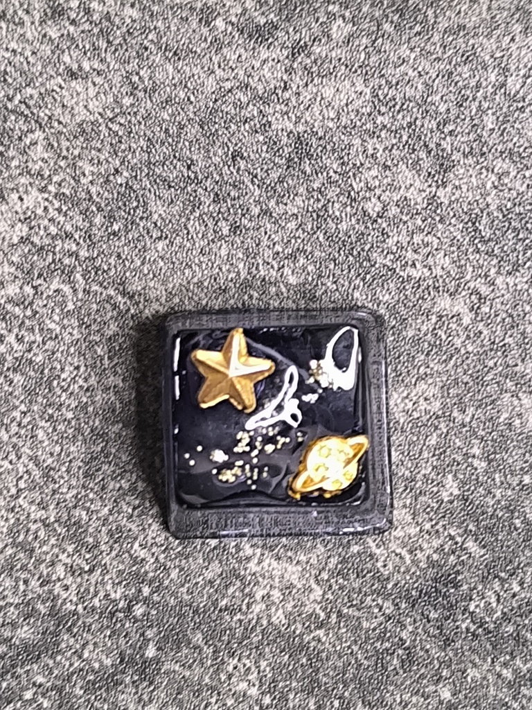 Galaxy Dreams - 黄金の星と惑星のレジンキーキャップ