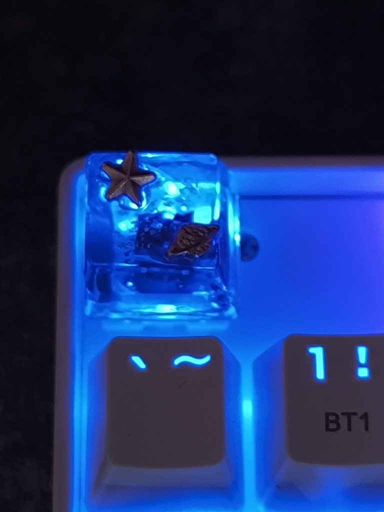 Galaxy Dreams - 黄金の星と惑星のレジンキーキャップ