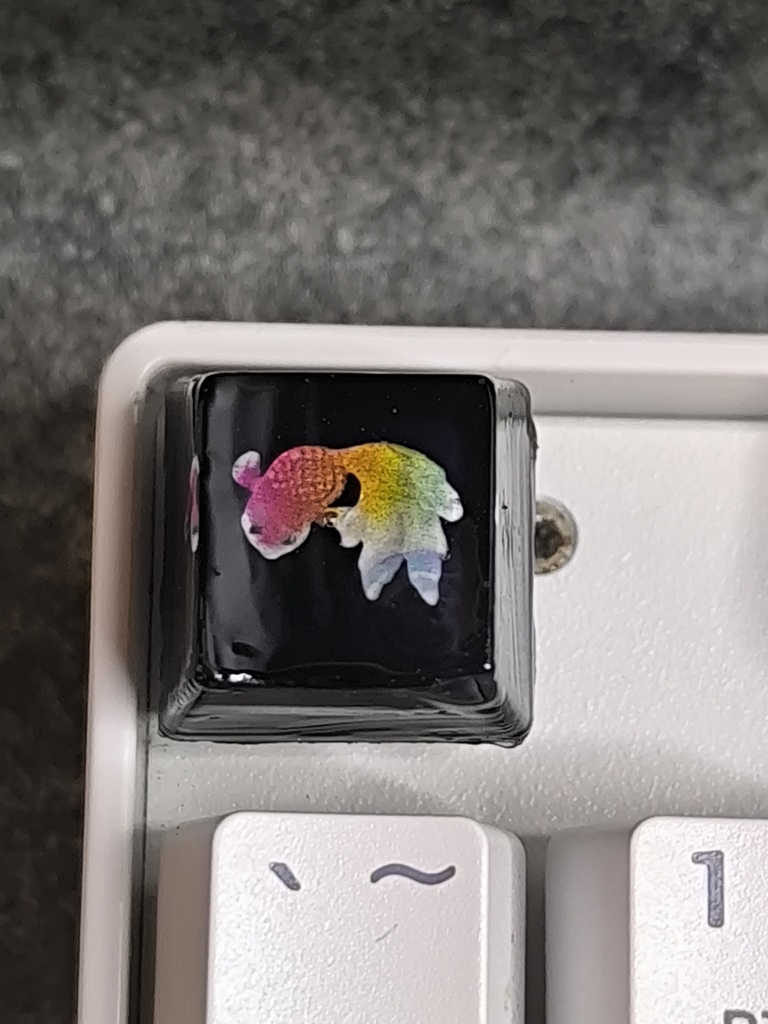 透明ブラックレジン × 虹色金魚キーキャップ - 涼しげな夏の和風デザイン