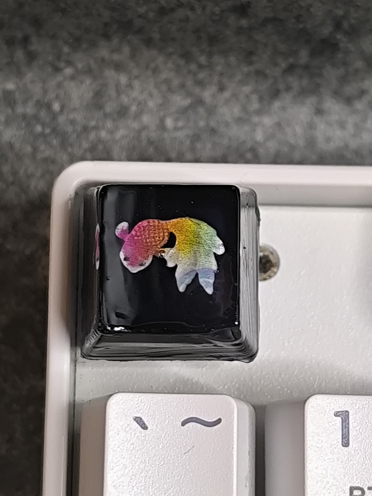 透明ブラックレジン × 虹色金魚キーキャップ - 涼しげな夏の和風デザイン