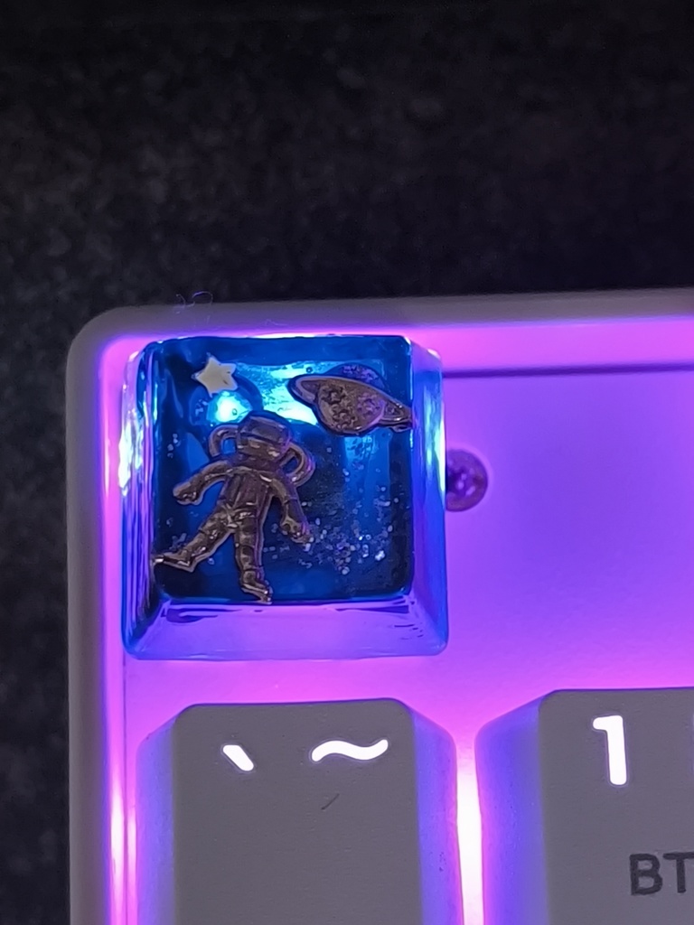 スペースオデッセイ アートキーキャップ - 宇宙服×惑星 クリアレジン