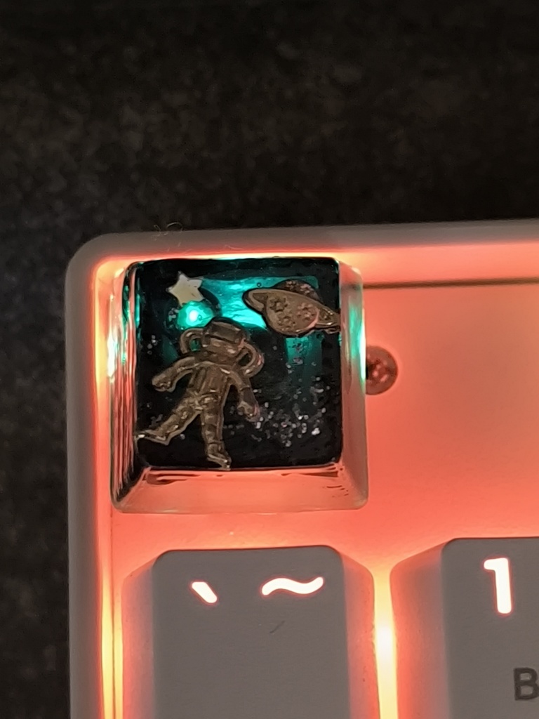 スペースオデッセイ アートキーキャップ - 宇宙服×惑星 クリアレジン