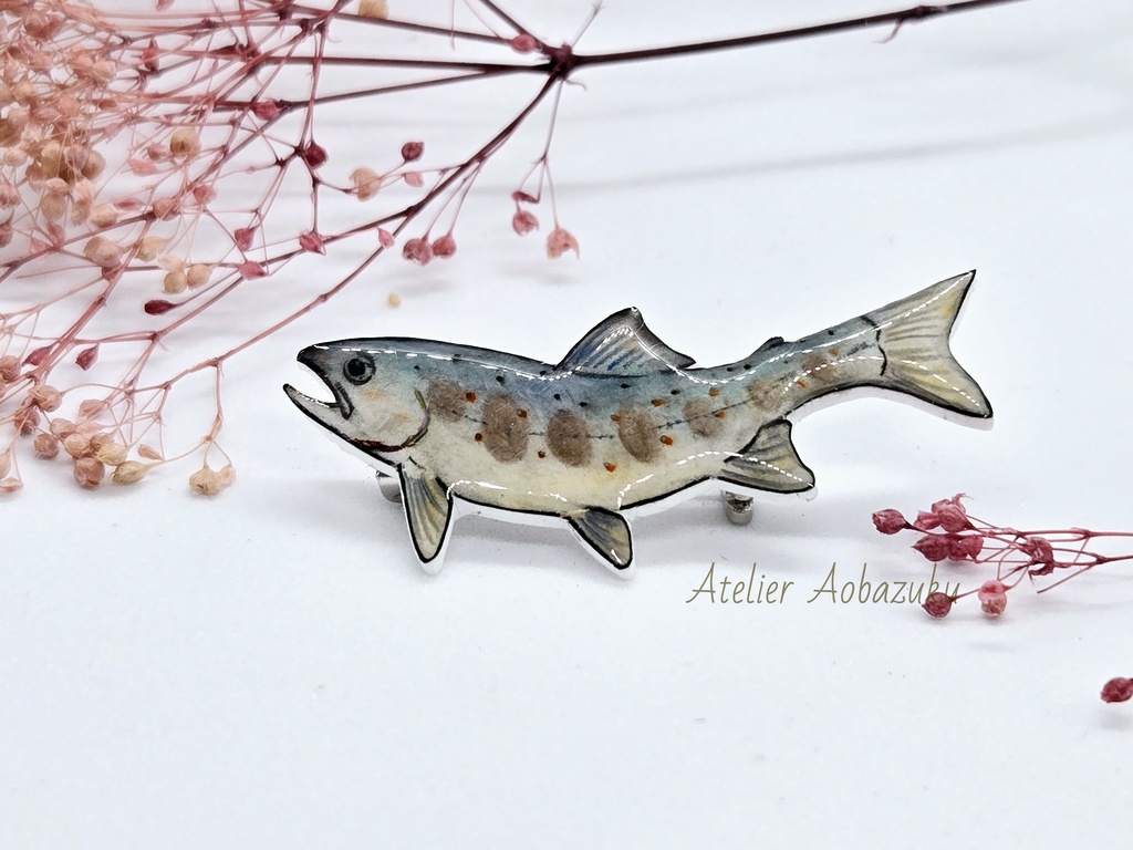 ビワマス(幼魚)のブローチ