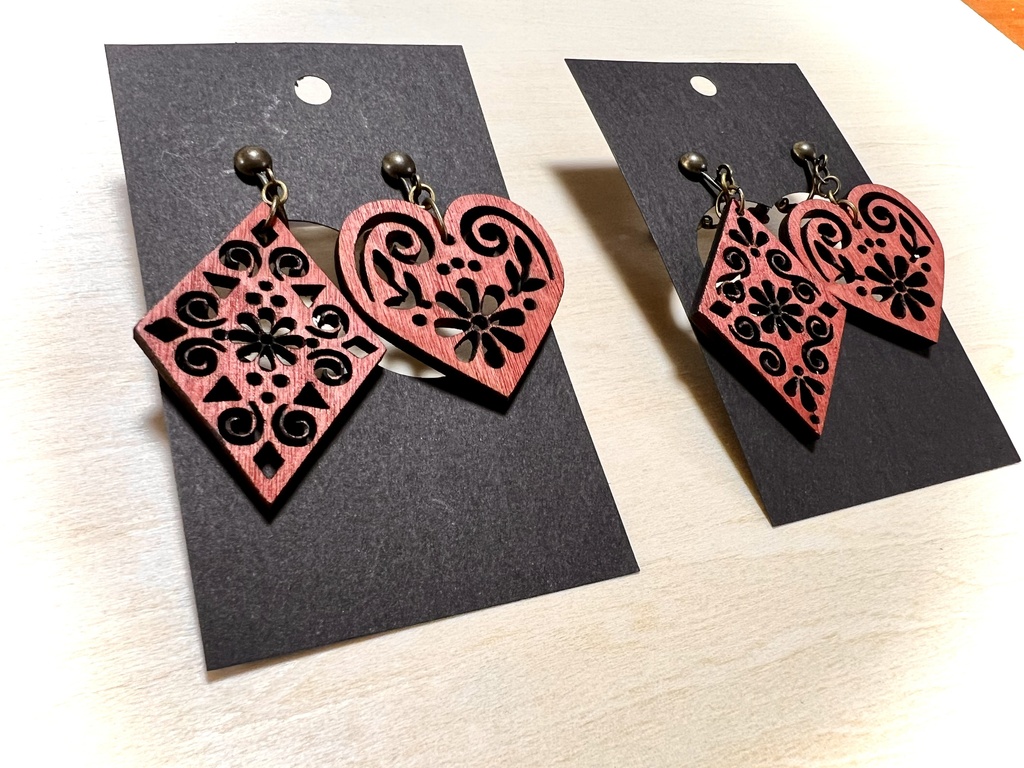 透かし模様のスートイヤリング&ピアス