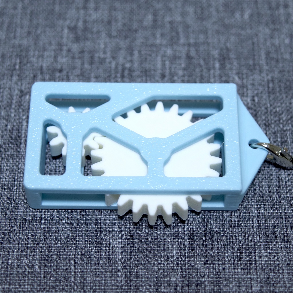 歯車が回る!理系もハマるメカストラップ_平歯車減速機【水色】│触って楽しい3Dプリント雑貨