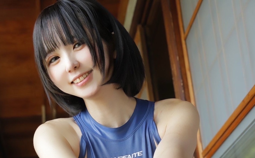 セーラー服と競泳水着。