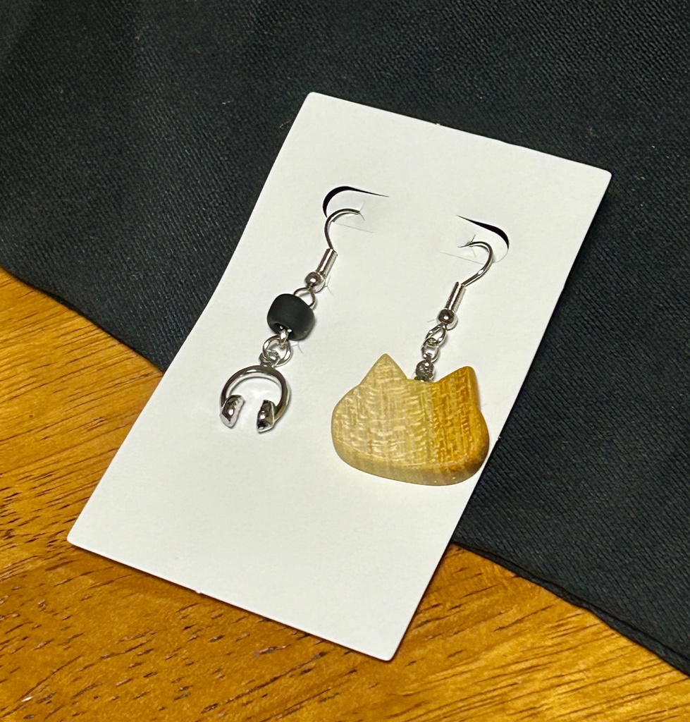ねこのたみ概念アクセサリー(ピアス/みけねこ)