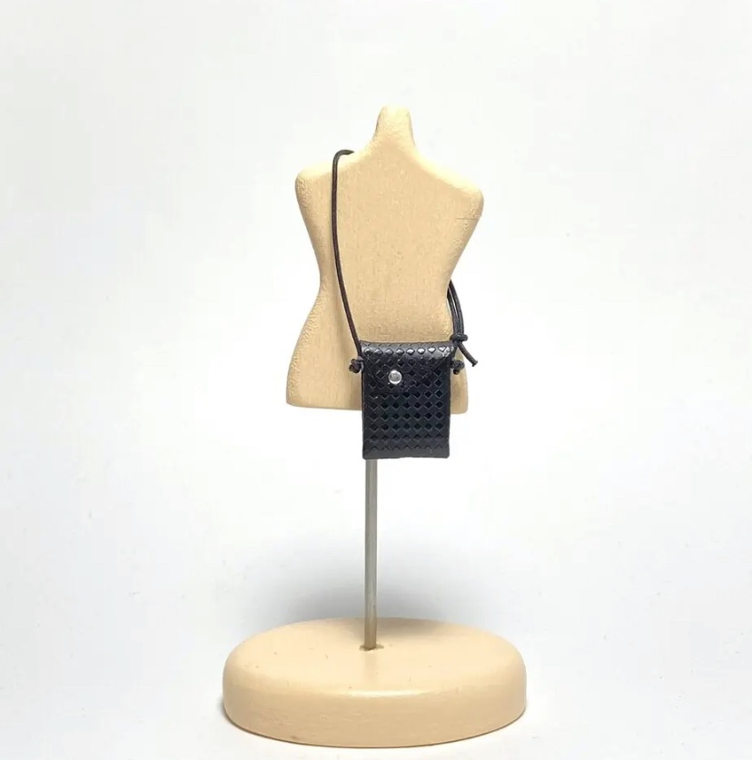 オビツ11 サコッシュ　エンボスブラック