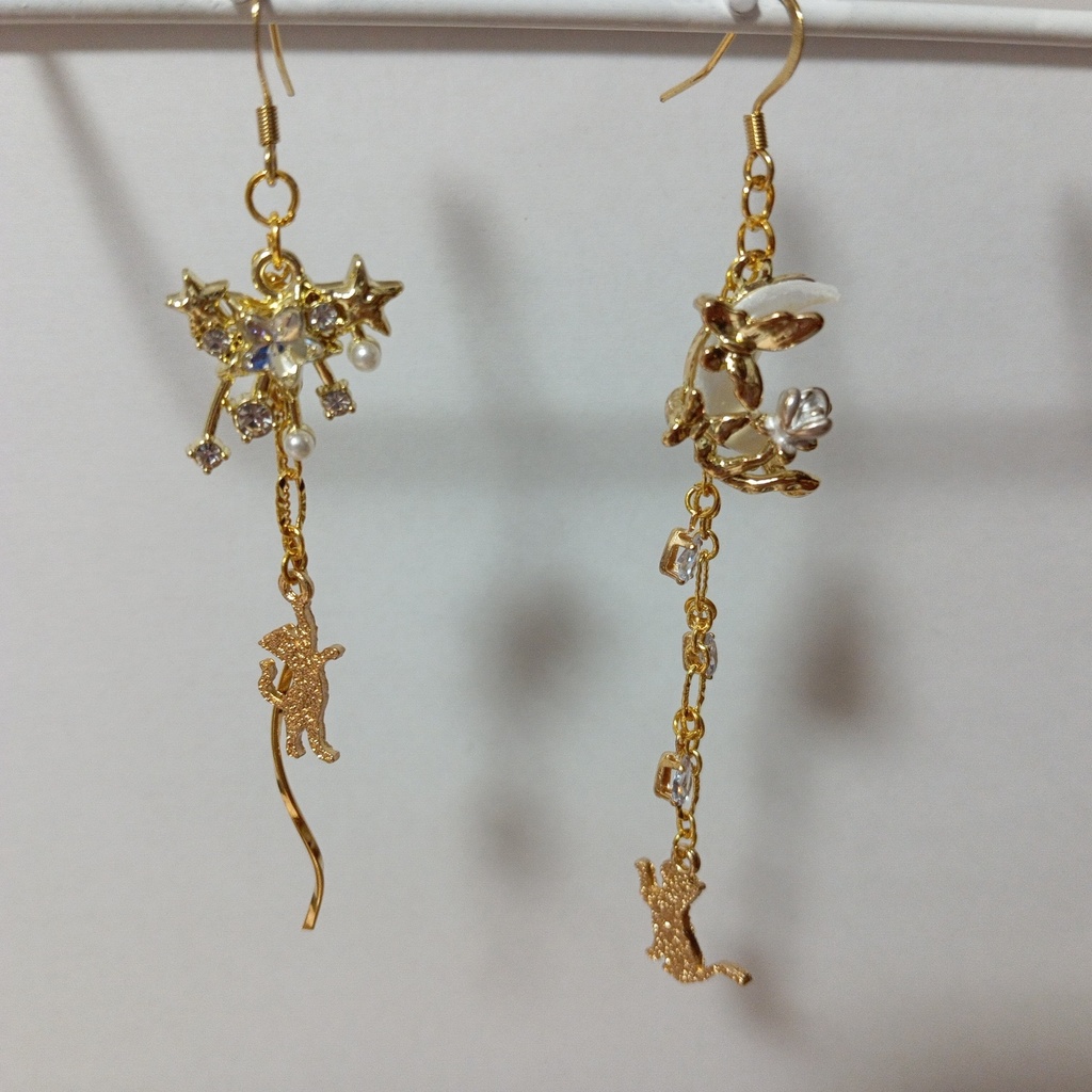 ハンドメイドピアス 子猫の月面旅行 月 蝶 薔薇 猫 星 流れ星 白 ホワイト