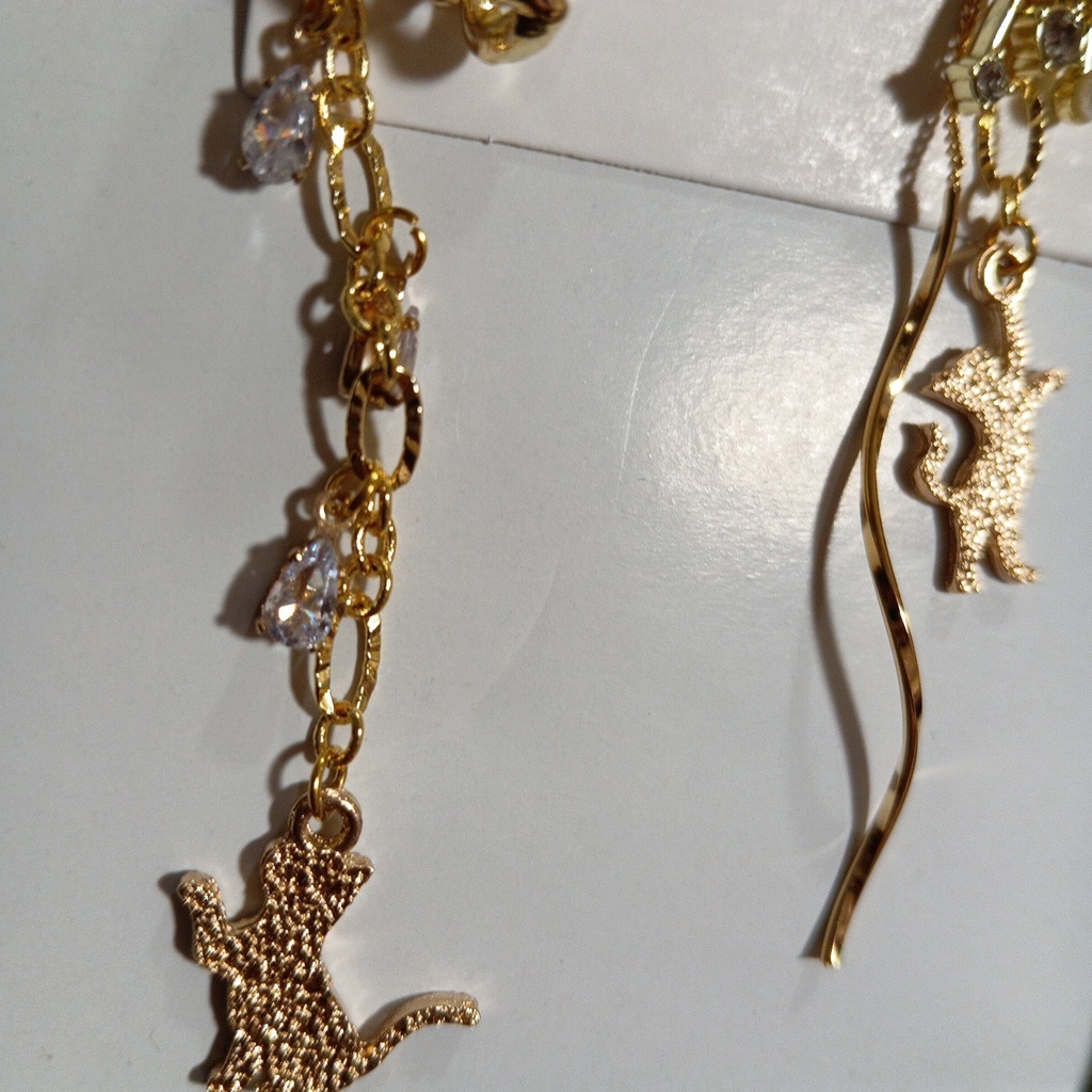 ハンドメイドピアス 子猫の月面旅行 月 蝶 薔薇 猫 星 流れ星 白 ホワイト