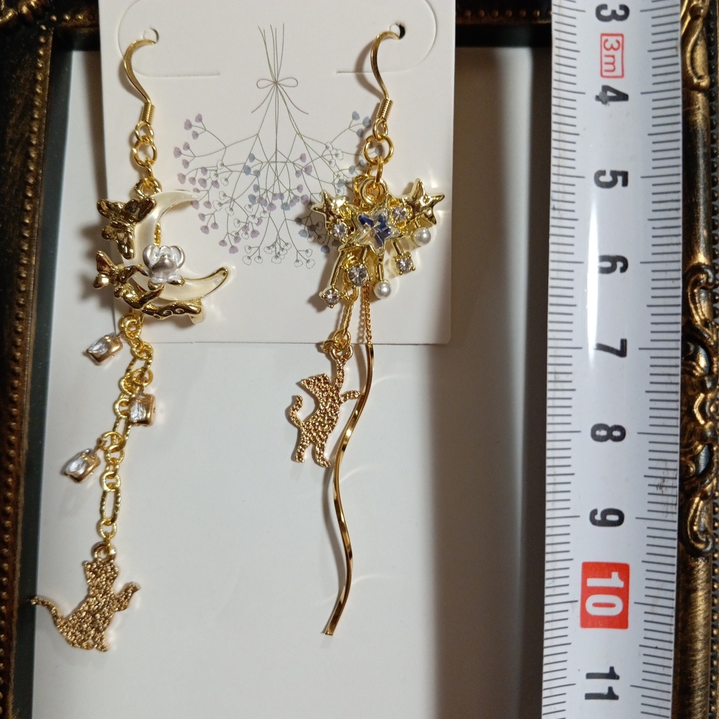 ハンドメイドピアス 子猫の月面旅行 月 蝶 薔薇 猫 星 流れ星 白 ホワイト