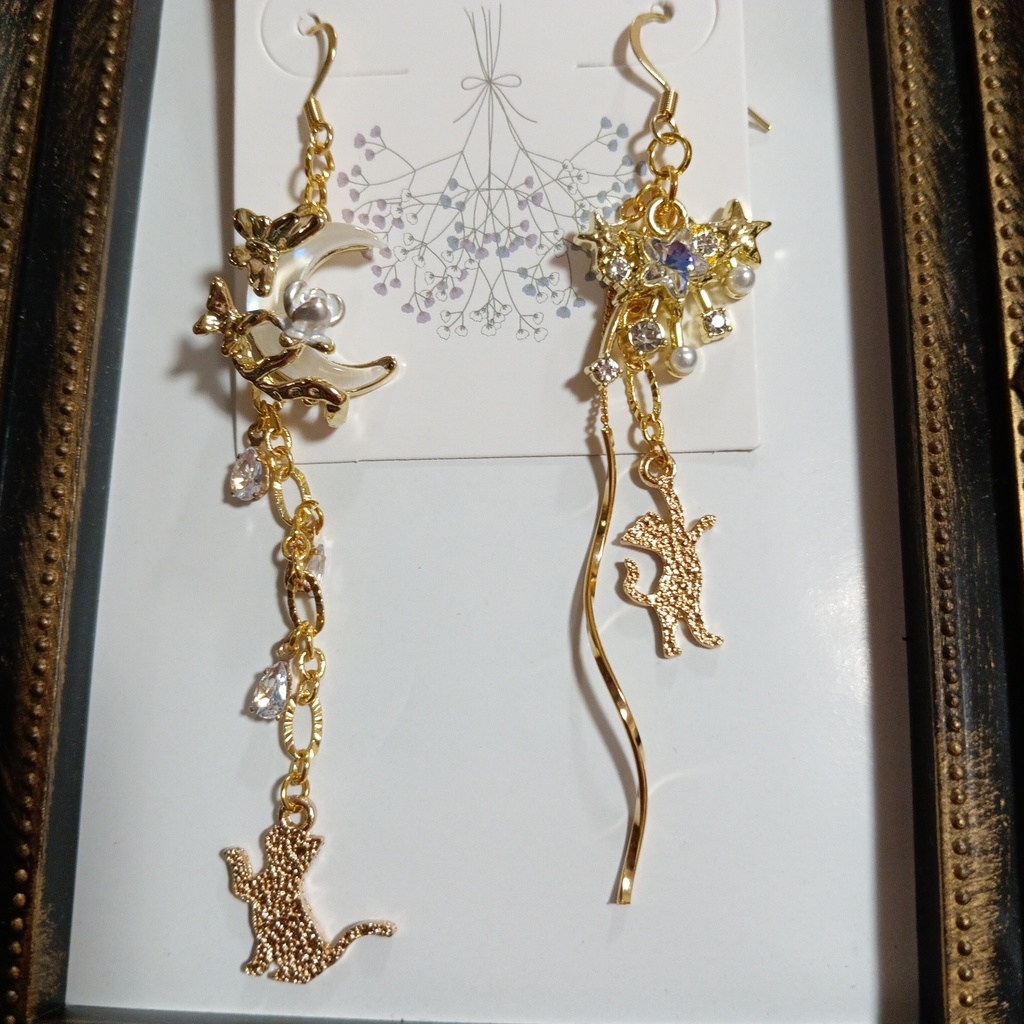 ハンドメイドピアス 子猫の月面旅行 月 蝶 薔薇 猫 星 流れ星 白 ホワイト