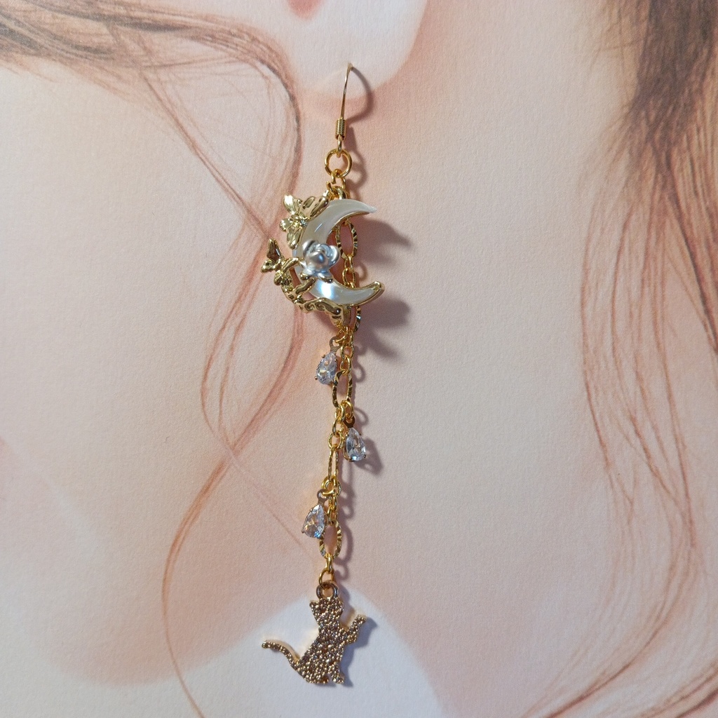 ハンドメイドピアス　子猫の月面旅行　月　蝶　薔薇　猫　星　流れ星　白　ホワイト