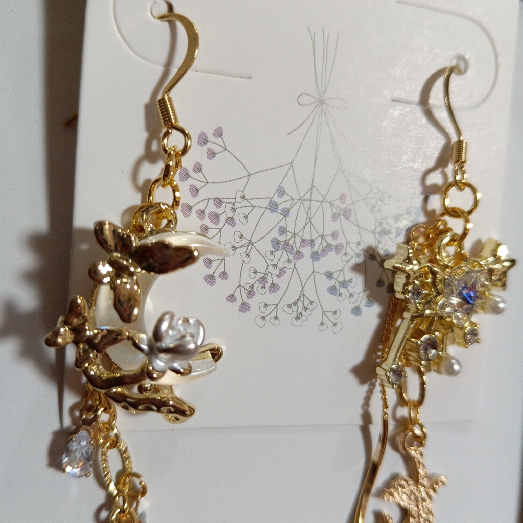 ハンドメイドピアス 子猫の月面旅行 月 蝶 薔薇 猫 星 流れ星 白 ホワイト