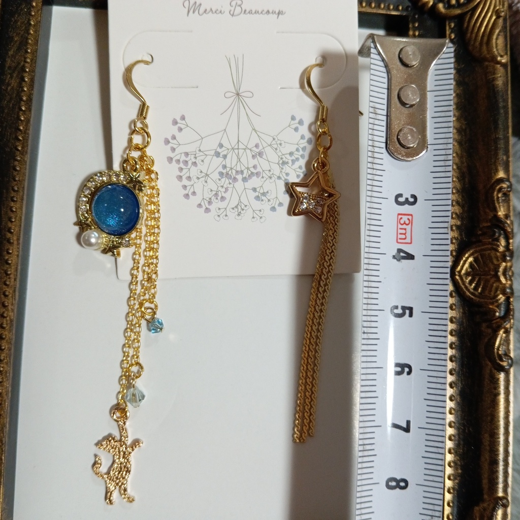 ハンドメイドピアス 宇宙 猫 青 ブルー 水色 星 月 ゴールド スワロフスキー