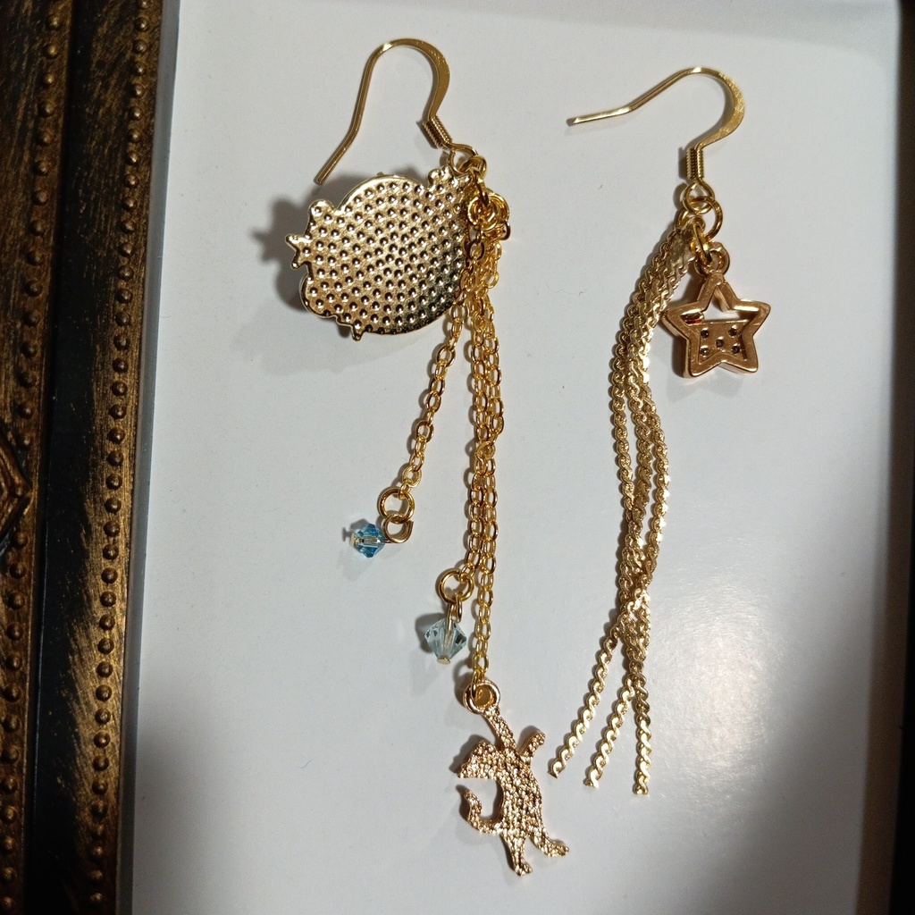 ハンドメイドピアス 宇宙 猫 青 ブルー 水色 星 月 ゴールド スワロフスキー