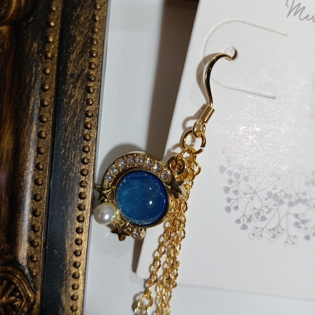 ハンドメイドピアス 宇宙 猫 青 ブルー 水色 星 月 ゴールド スワロフスキー