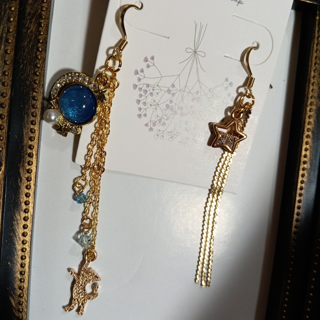 ハンドメイドピアス　宇宙　猫　青　ブルー　水色　星　月　ゴールド スワロフスキー