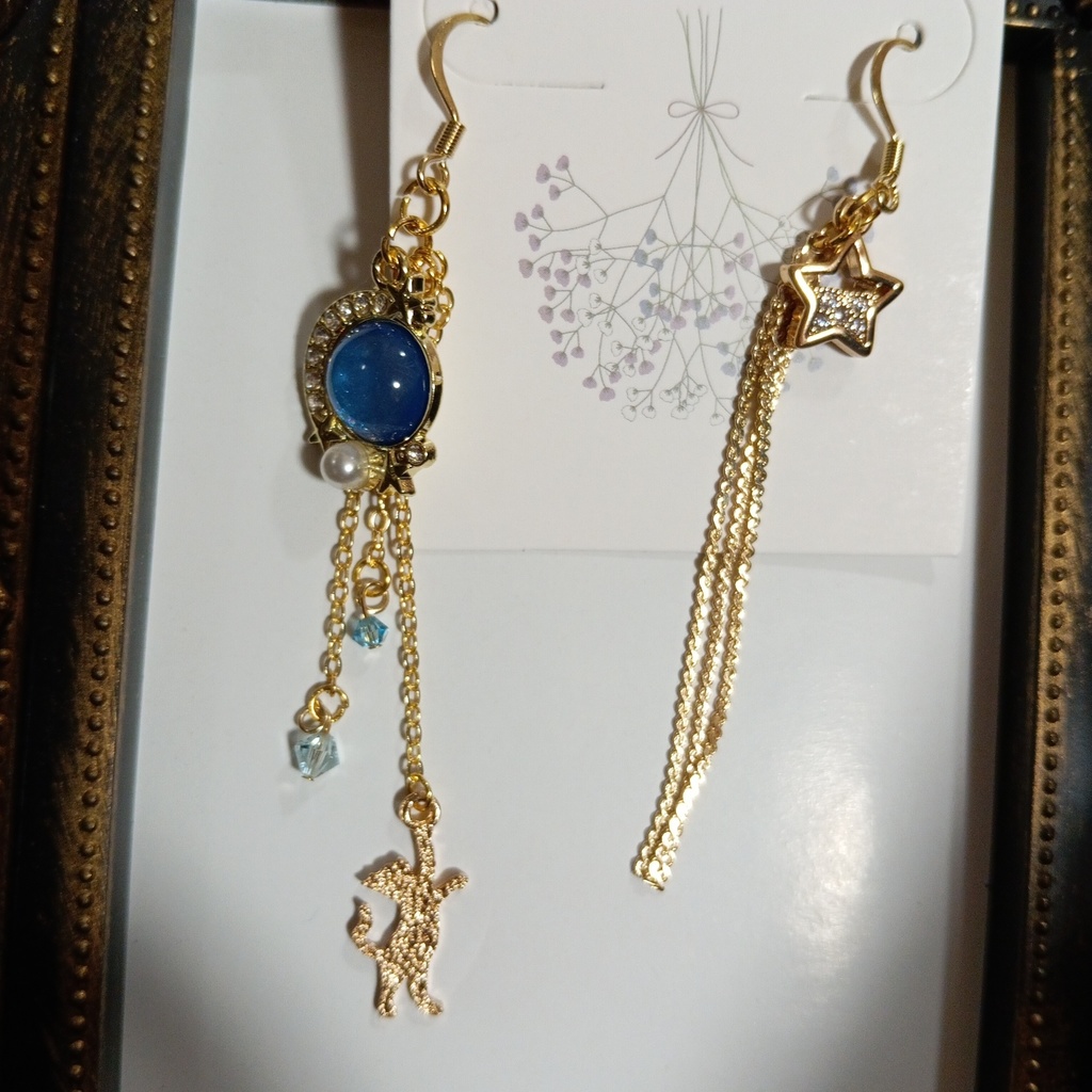 ハンドメイドピアス 宇宙 猫 青 ブルー 水色 星 月 ゴールド スワロフスキー