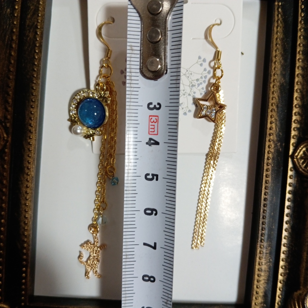 ハンドメイドピアス 宇宙 猫 青 ブルー 水色 星 月 ゴールド スワロフスキー