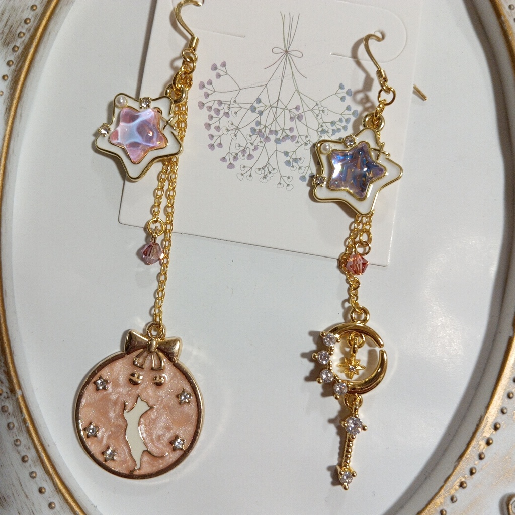 ハンドメイドピアス ゆめかわ猫 パープルピンクゴールド 星月 スワロフスキー　魔法少女　かわいい　ガーリー