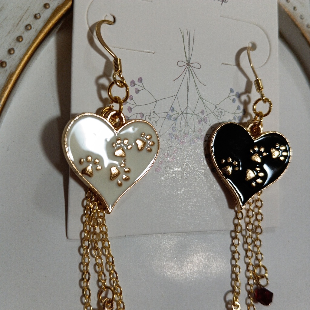 ハンドメイドピアス 赤 白 黒 ハート 猫足跡 ゴールド スワロフスキー