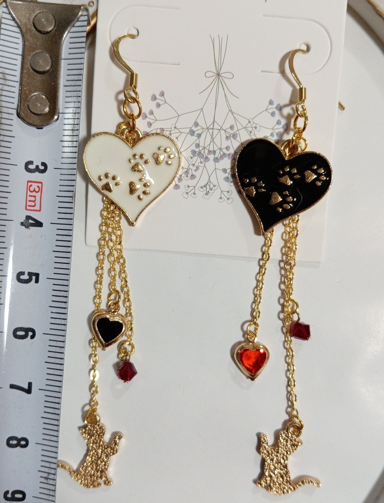 ハンドメイドピアス 赤 白 黒 ハート 猫足跡 ゴールド スワロフスキー