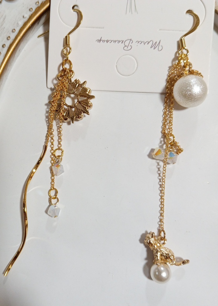 ハンドメイドピアス 猫 白 ホワイト ゴールド 雪の結晶 冬 スワロフスキー パール