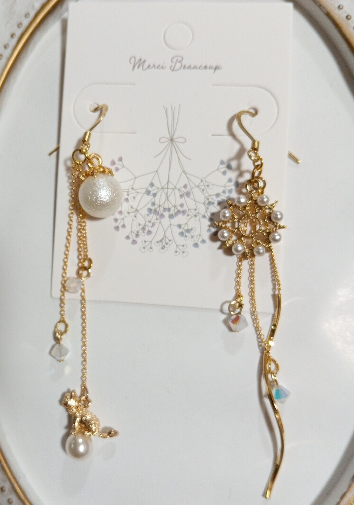 ハンドメイドピアス 猫 白 ホワイト ゴールド 雪の結晶 冬　スワロフスキー　パール　