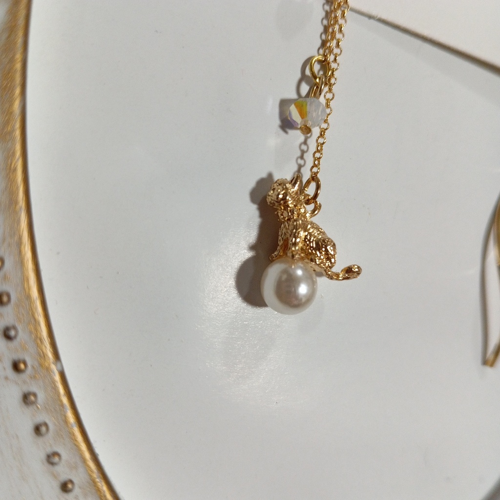 ハンドメイドピアス 猫 白 ホワイト ゴールド 雪の結晶 冬 スワロフスキー パール