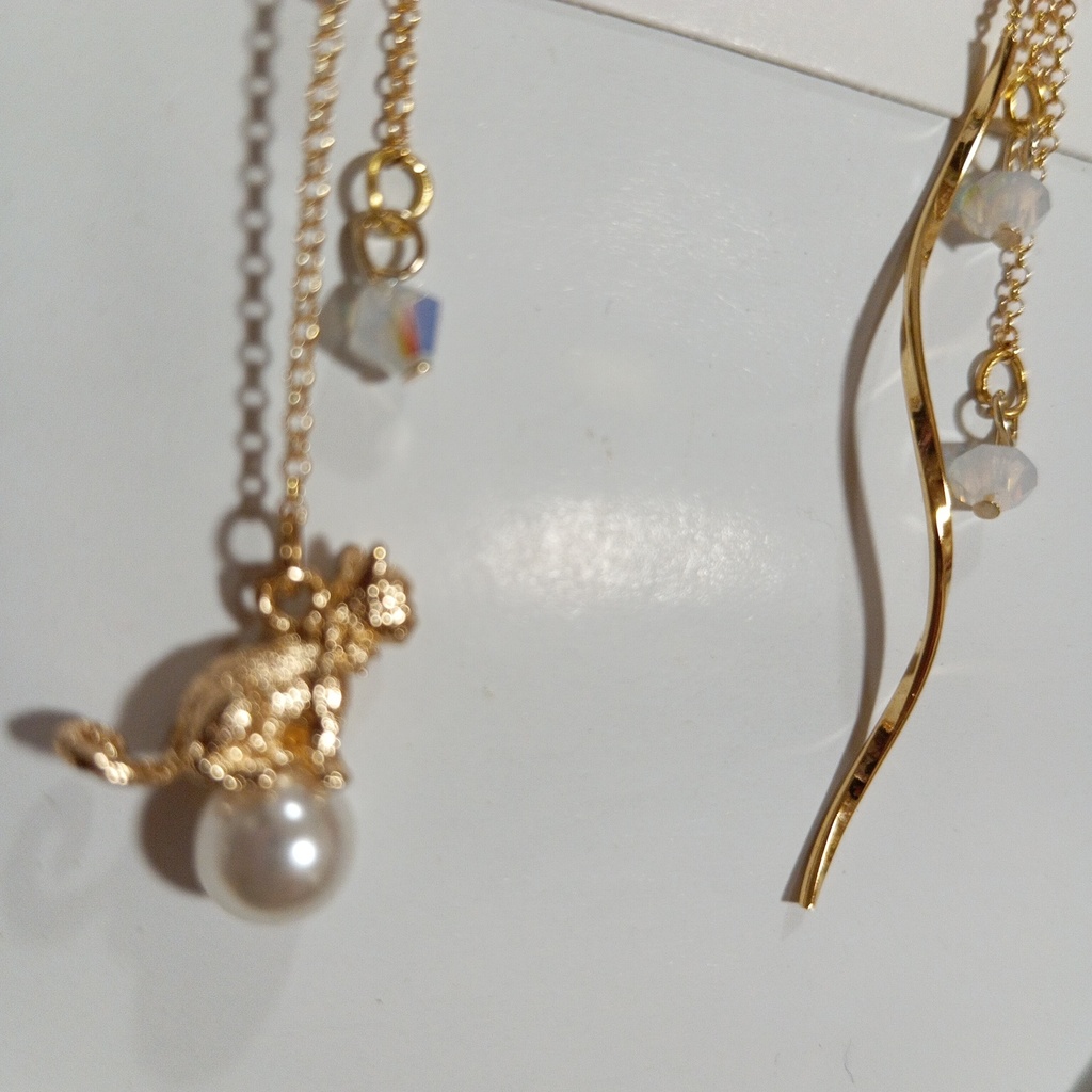 ハンドメイドピアス 猫 白 ホワイト ゴールド 雪の結晶 冬 スワロフスキー パール