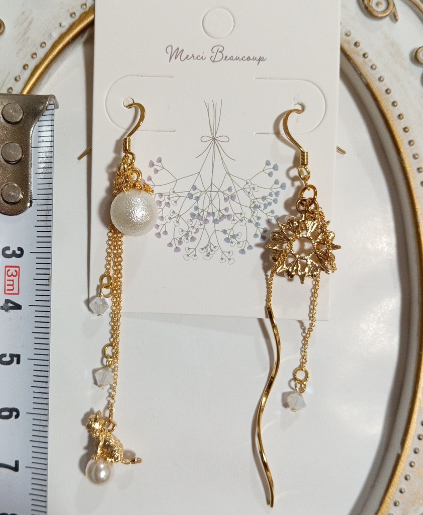 ハンドメイドピアス 猫 白 ホワイト ゴールド 雪の結晶 冬 スワロフスキー パール