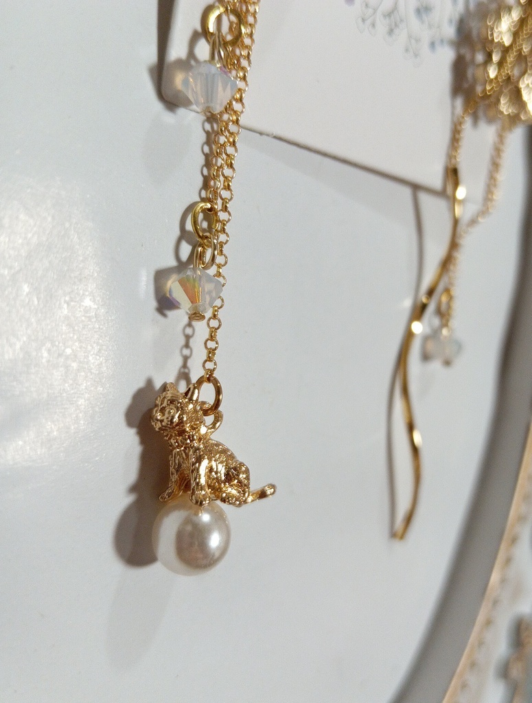 ハンドメイドピアス 猫 白 ホワイト ゴールド 雪の結晶 冬 スワロフスキー パール