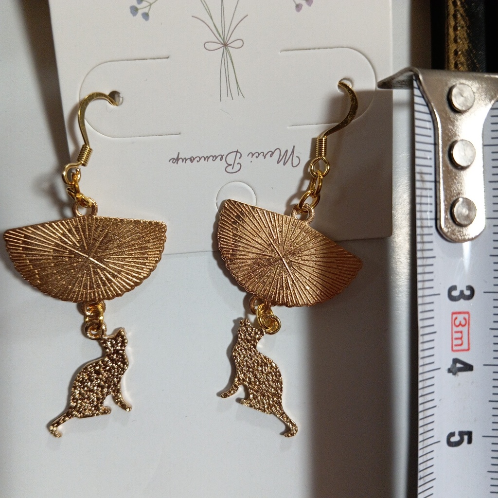 ハンドメイドピアス 和風な猫ピアス 扇子 梅 猫 着物 浴衣 白 ゴールド 赤