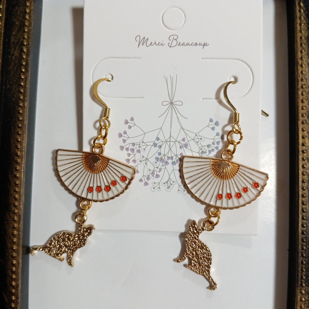 ハンドメイドピアス　和風な猫ピアス　扇子　梅　猫　着物　浴衣　白　ゴールド　赤