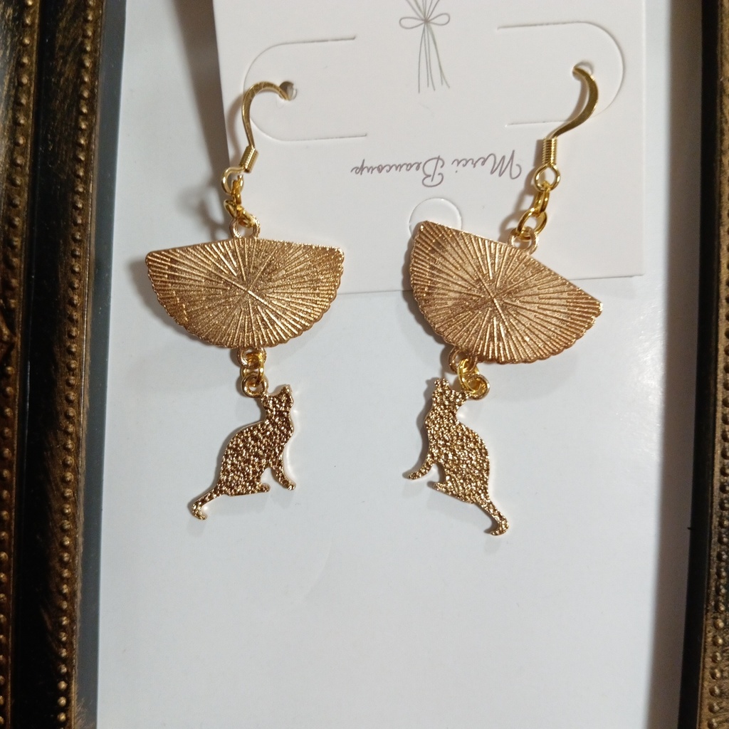 ハンドメイドピアス 和風な猫ピアス 扇子 梅 猫 着物 浴衣 白 ゴールド 赤