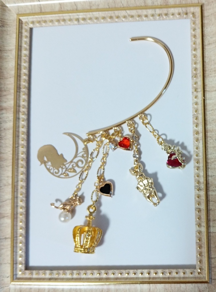 猫がメインのアリスの世界イヤーフック チェシャ猫 ハートの女王 ハート 赤 レッド ゴールド ブラック 薔薇 パール