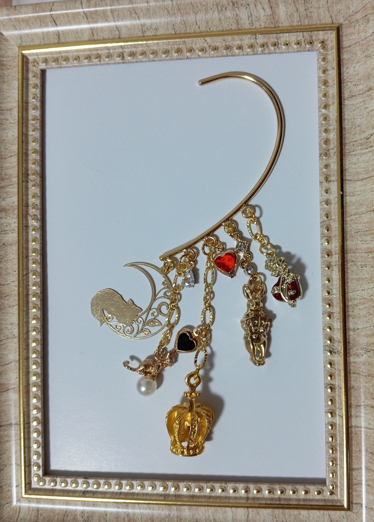 猫がメインのアリスの世界イヤーフック チェシャ猫 ハートの女王 ハート 赤 レッド ゴールド ブラック 薔薇 パール