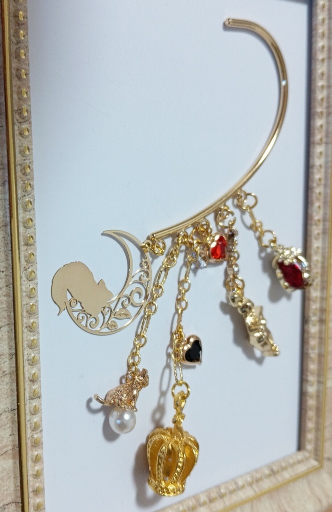 猫がメインのアリスの世界イヤーフック チェシャ猫 ハートの女王 ハート 赤 レッド ゴールド ブラック 薔薇 パール