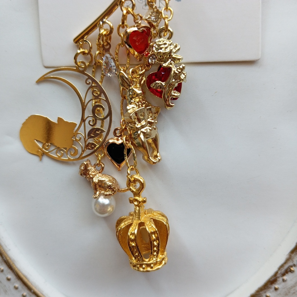 猫がメインのアリスの世界イヤーフック チェシャ猫 ハートの女王 ハート 赤 レッド ゴールド ブラック 薔薇 パール
